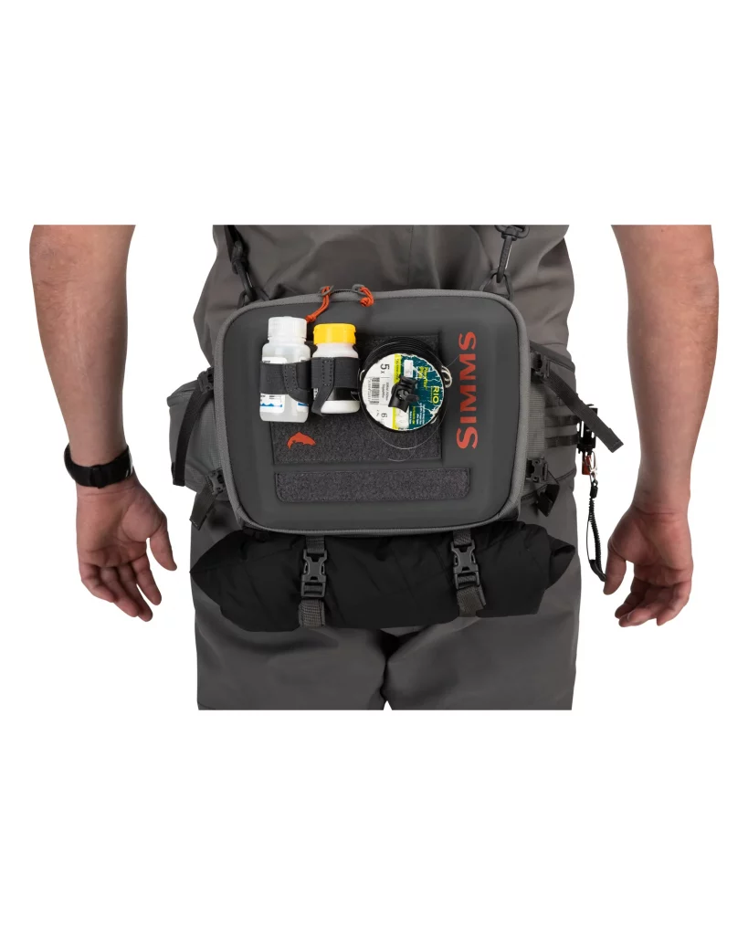 The robust, technological Simms Freestone Tactical Hip Pack carries just what you need. This waist-pack incorporates tippet stations and fly box compartments to help you make the most of every cast.